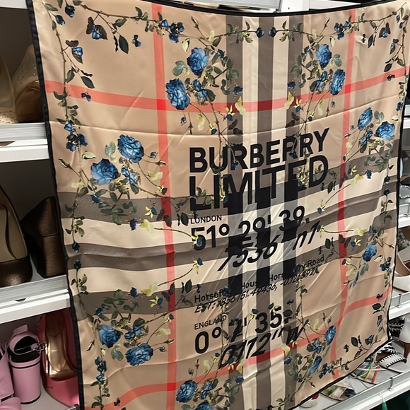 Limited edition Burberry scarf NWOT…beautiful ❤️❤️❤️ - Picture 5 of 16